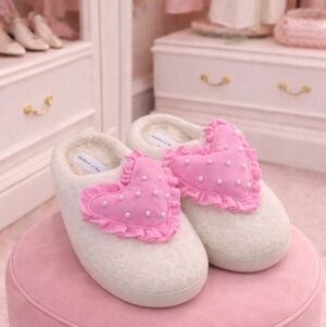 NWT Ladies Pink Pillow Heart Slippers with Faux Pearl Detail
